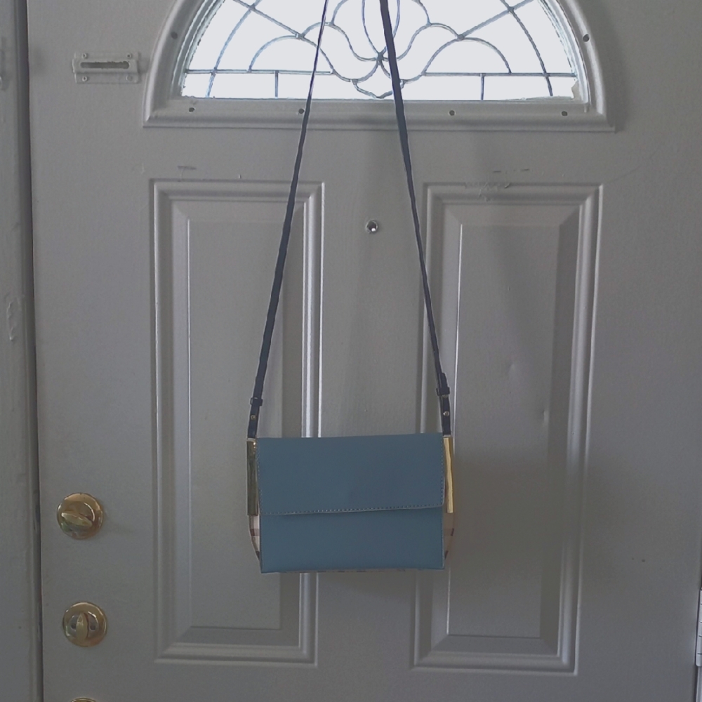 CROSSBODY.